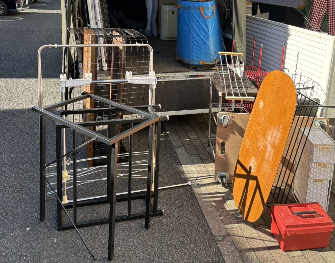 熊本市南区田迎での引き取り事例｜寝台の枠、こたつ板、物干し、収納ケースをトラックへ積み込み