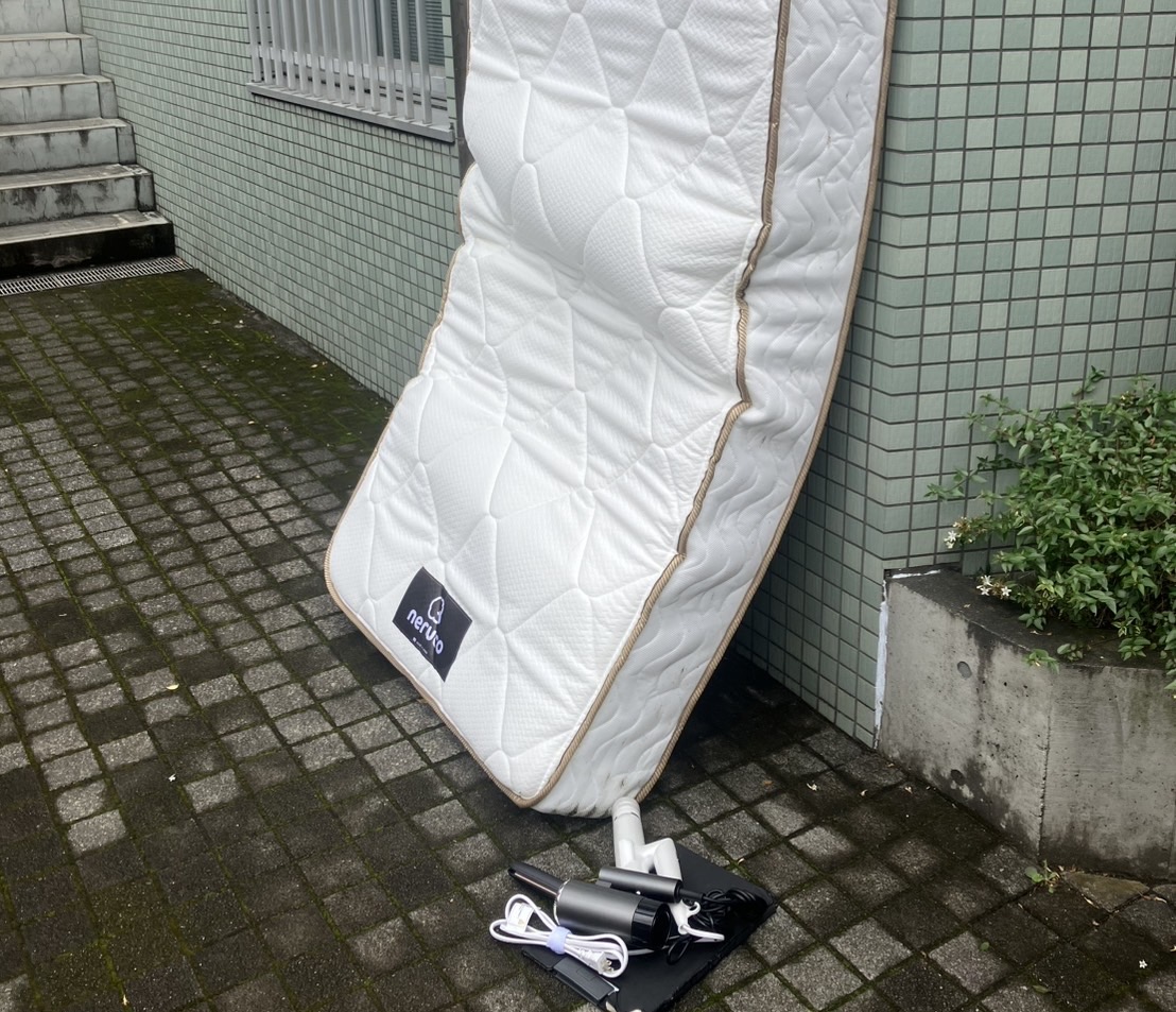 熊本市東区尾ノ上での引き取り前｜壁に立てかけたマットレスと掃除機
